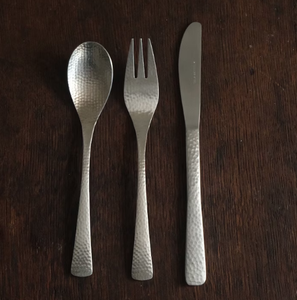 Ensemble de couverts élégants en acier inoxydable, finition martelée, pour restaurants et hôtels - Product Image 1