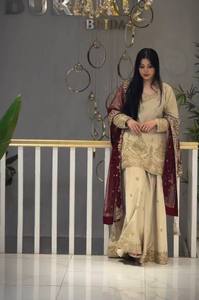 Robe de mariée traditionnelle beige en soie brodée et gaufrée pour femme Buranq, ensemble avec dupatta bordeaux, coupe classique, toutes tailles - Product Image 5