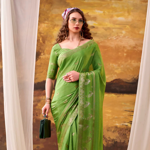 Elegante Saree de Crepé Rivanshi con Blusa de Diseño - Product Image 1