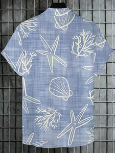 Chemise à manches courtes pour hommes sur le thème de l'océan, à motifs floraux, avec des imprimés d'étoiles de mer, de coquillages et de coraux. Cette chemise ample à col est... - Product Image 5