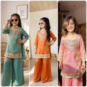 Tenue ethnique assortie mère-fille en soie Fendy, manches longues, avec broderies et travail de miroir véritable. - Product Image 6