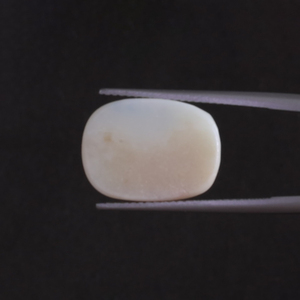 โอปอลธรรมชาติสีขาวรับรองโดย IGI น้ำหนัก 5.66 กะรัต รูปทรงคุชชั่น ขนาด 16.5x12.5 มม. ขัดเจียระไนด้วยมือ ผ่านการเคลือบแว็กซ์/น้ำมัน - Product Image 3