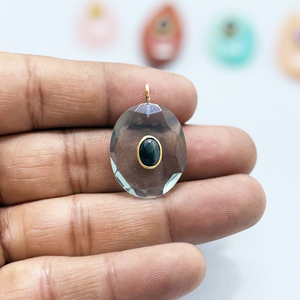 Colgante de doble piedra de cuarzo facetado multicolor chapado en oro de 18k con bisel ovalado de ónix negro, amuleto de piedra preciosa hecho a mano - Product Image 1