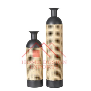 Nuevo diseño de urnas de aluminio y Metal, florero, decoración de jardín, superventas, florero de trompeta al aire libre para centros de mesa de boda - Product Image 1