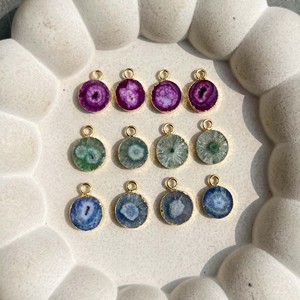 Colgante Redondo de Cuarzo Solar Chapado en Oro sobre Latón en Morado, Verde y Azul, Estilo Romántico, Joyería con Colgante Electrochapado - Product Image 1