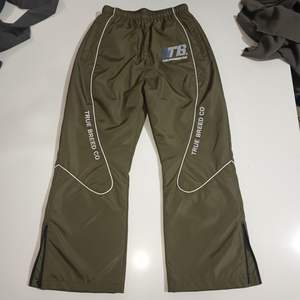 Fabricants de vêtements : Ensemble survêtement personnalisé pour hommes, comprenant un sweat à capuche réfléchissant 3M et un pantalon de survêtement en nylon coupe-vent - Product Image 6