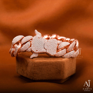 สร้อยข้อมือผู้ชาย AARVA JEWELS สีโรสโกลด์ โรเดียม ประดับโมอิสซาไนต์ ดีไซน์หัวสัตว์ สไตล์ฮิปฮอป เหมาะสำหรับงานแต่งงาน งานปาร์ตี้ และสวมใส่ในชีวิตประจำวัน - Product Image 2