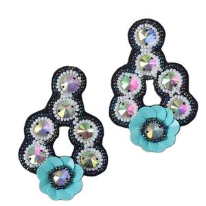 ต่างหูสีขาวสำหรับผู้หญิง ต่างหูประดับลูกปัดหลากหลายแบบ ต่างหูสำหรับงานเทศกาลและงานปาร์ตี้ ราคาดีที่สุด ต่างหูประดับลูกปัด - Product Image 1