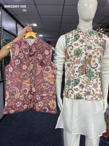 Conjunto de kurta-pantalón blanco de manga larga de satén Malai para uso ocasional y conjunto Koti para hombre con trabajo de lentejuelas posicional. Proveedor mundial. - Product Image 5