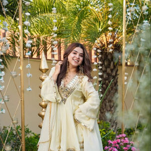 Tenue de soirée et de mariage de luxe en soie Zari Cosmos avec broderie miroir véritable, comprenant Kurta et Palazzo en soie Zari Cosmos avec dupatta en dentelle. - Product Image 1