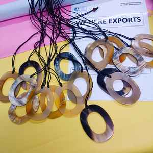 Colgante Artesanal de Cuerno de Búfalo con Recorte Ovalado en Cordón Negro Tonos Marrones Naturales para un Estilo Étnico y Casual Elegante - Product Image 3