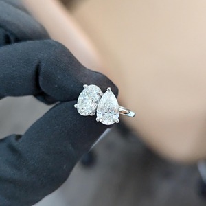 Anillo de Diamantes Cultivados en Laboratorio Toi Et Moi Ovalados y en Forma de Pera de 4 Quilates con Anillo Toi Et Moi de Oro Amarillo de 14K, Diamante Certificado IGI de Oro Amarillo de 14K - Product Image 1
