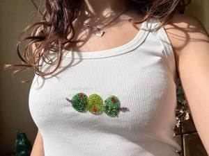 เสื้อกล้ามปักลายดีไซน์เก๋สำหรับผู้หญิง ประดับด้วยงานปักลูกปัดทำมือสวยงามและดีไซน์ไร้แขนทันสมัย - Product Image 1