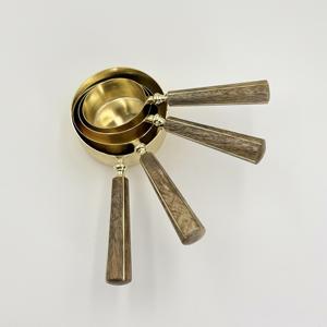 Juego de Tazas Medidoras de Acero Inoxidable de Diseño con Asas de Madera para Cocina de Lujo, Hogar, Hotel y Restaurante - Product Image 2