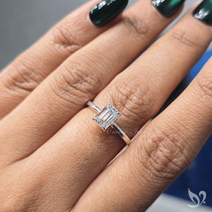 Bague de fiançailles solitaire cathédrale en or blanc 10 carats avec diamant de laboratoire taille émeraude 1 carat, bague de mariée minimaliste - Product Image 6