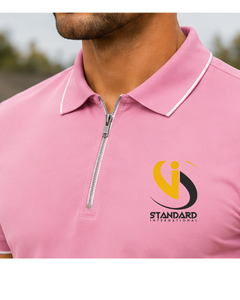 เสื้อโปโลผู้ชายสีชมพูแขนสั้นแบบมีซิป แบรนด์ Standard International ปักโลโก้ ดีไซน์ด้านหน้าแบบถัก สไตล์ลำลอง - Product Image 1
