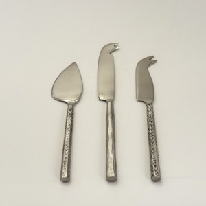 Ensemble de 3 couteaux à fromage en acier inoxydable faits à la main et personnalisés, élégants couteaux à découper pour le fromage et le beurre, parfaits pour les mariages - Product Image 1