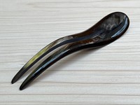 Épingle ou bâtonnet ou fourche à cheveux en corne de buffle naturelle, couleur brun clair. Une épingle à cheveux (ou fourche à cheveux) en corne est un accessoire durable et éco-responsable.