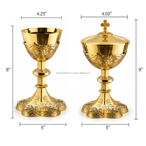 Ensemble Calice et Ciboire Catholique en Laiton Poli Miroir avec Motifs Floraux en Relief et Couvercle en Croix – Vases Liturgiques de Communion Haut de Gamme - Product Image 2