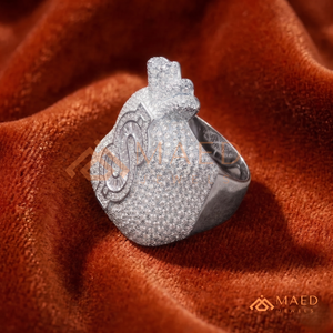 ผลงานชิ้นเอก "ถุงเงิน" – แหวนเงินประดับเพชรทรงบาแกตต์ MAED Jewels: ลายเซ็นถุงเงินทรงบาแกตต์สีเงิน - Product Image 3