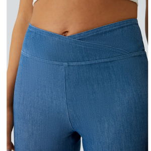 Jean droit évasé taille haute pour femme, coupe slim, jambe large, en denim délavé avec design perforé - Product Image 3