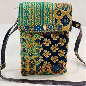 กระเป๋าสะพายข้างโบฮีเมียนรอยัล แพทช์เวิร์ค ฟิวชั่น กำมะหยี่ ปิดด้วยแม่เหล็ก เป็นมิตรกับสิ่งแวดล้อม หรูหรา ดีไซน์ทันสมัย นุ่มนวล ขนาดมินิ - Product Image 1