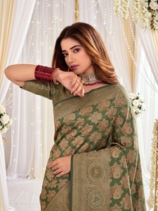 Sari de Seda Verde y Dorado de AARA Fashion con Estampado Floral, Traje Tradicional de Boda para Mujer, Protección Solar, Largo hasta el Suelo - Product Image 3