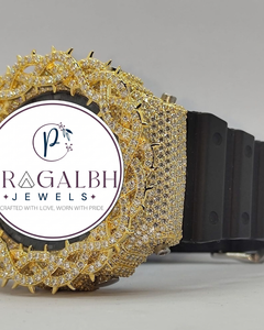Montre Hip Hop pour Homme en Acier Inoxydable Doré avec Lunette Sertie de Diamants et Bracelet en Caoutchouc - Product Image 5