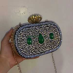 Pochette de luxe en cristal avec élégantes pierres vertes et fermoir doré, fabriquée à la main pour les mariages, les fêtes et les événements spéciaux. - Product Image 1