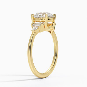 Anillo de Compromiso Clásico con Tres Diamantes Laterales - Product Image 3