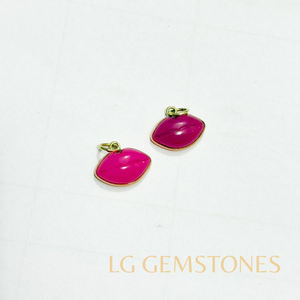 Colgante de calcedonia rosa chapado en oro de 18 quilates al por mayor con bisel tallado en forma de labios, dijes de piedras preciosas de calcedonia fucsia con forma de labios, unisex - Product Image 3