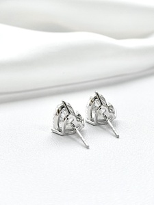 Boucles d'oreilles tendance en or 14 carats avec diamant de laboratoire taille cœur, solitaire, 3 griffes, vente en gros directe d'usine, RFQ - Product Image 4