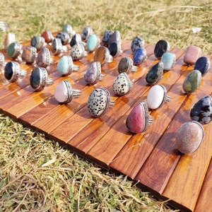 Anillo de Latón Clásico de la Mejor Calidad con Incrustaciones de Piedras Preciosas, Cristales Curativos para Yoga, Meditación y Uso Espiritual, Disponible en Grandes Cantidades - Product Image 1