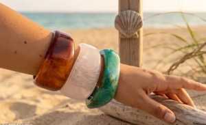 Bracelets en résine écologiques et tendance de fournisseur indien, motifs uniques, ajustement confortable, accessoires de mode de Noël pour la vente au détail - Product Image 5