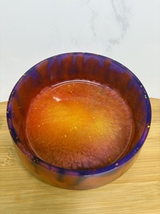 Bol en résine époxy artisanal rond, motif tourbillon violet-orange, translucide marbré, plat décoratif pour la décoration intérieure - Product Image 4
