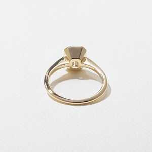 Bague de fiançailles solitaire minimaliste moderne en or 14k 18k avec diamant de laboratoire émeraude serti clos, vente en gros fabricant - Product Image 3