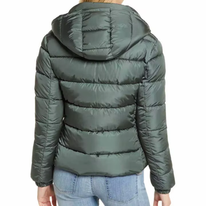Vestes d'hiver épaisses en peau de mouton pour femmes, personnalisées en gros, avec capuche, chaudes, matelassées, fermeture éclair, poches latérales, rembourrage en duvet de canard blanc - Product Image 4