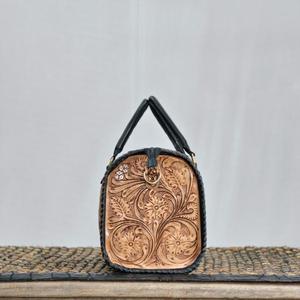 Bolsa de lona de cuero hecha a mano de lujo, color marrón, con diseño de cartas de juego, cierre de cremallera, estilo duradero, diseño de bolsa de lona. - Product Image 2