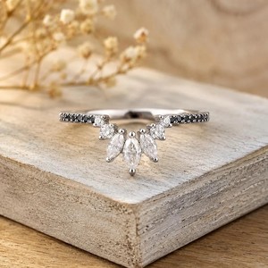Bague Courbe en Or Massif 10K 14K 18K Certifiée IGI avec Diamants de Laboratoire Noirs Marquise et Ronds, Bague de Fiançailles en Grappe, Bague Chevron Empilable - Product Image 2