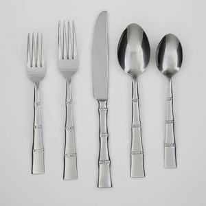 Juego de cubiertos chapados en oro de acero inoxidable con mango de metal, cuchara, tenedor, cuchillo, diseño moderno y fino de Bambú - Product Image 3