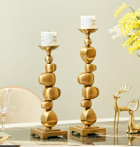 Porte-bougies au design unique en galets dorés empilés, ambiance inspirante ; disponibles à prix de gros. - Product Image 1