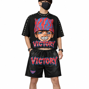 ชุดเสื้อยืดและกางเกงขาสั้นลายกราฟิกสีเบจสไตล์สตรีทแวร์สำหรับผู้ชาย ชุดลำลองสองชิ้นไซส์ใหญ่สำหรับฤดูร้อน ชุดแฟชั่นเข้าชุด - Product Image 2