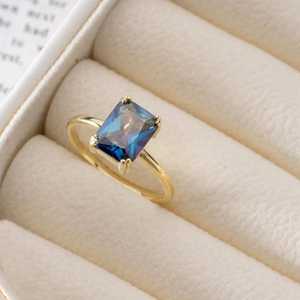 Bague solitaire en tanzanite bleu profond taille émeraude, argent sterling 925 plaqué or 14 carats, bijou moderne et minimaliste - Product Image 5