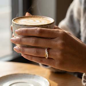 Anillo Cruzado Único de Moissanita Redonda con Banda Curva Doble Pavé, Plata 925 Bañada en Oro, Joyería de Boda - Product Image 1