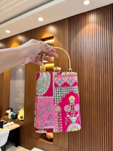 Bolso de Mano Bordado Floral Vintage Hecho a Mano, con Cierre Magnético, de Seda, para Fiestas, Bodas y Eventos Nocturnos, para Mujer - Product Image 1