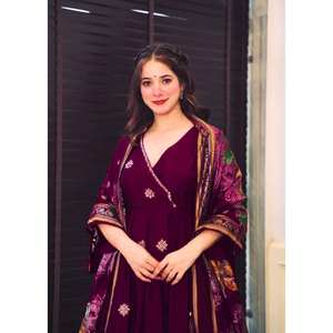 Vestido Salwar Kameez de Seda Roja de Diseñador SRK con Dupatta Bordada y Adornos de Lentejuelas para Boda, Talla XL - Product Image 3