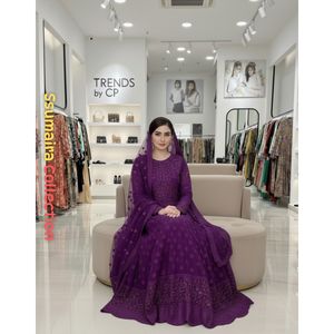 Collection SSUMAIRA - Élégante robe maxi pakistanaise en organza brodé blanc, style Salwar Kameez, longueur classique, luxe, Chikankari - Product Image 6