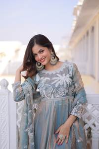 Conjunto de Vestido y Dupatta Premium Listo para Usar, Satén Fendy con Lentejuelas y Bordado Zari - Product Image 5