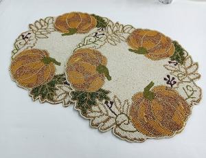 Set de table rond fait main en perles de citrouille - Product Image 1