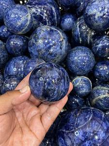 Boule de cristal de sodalite bleue, sphère de pierre polie pour la décoration intérieure, le Feng Shui et la méditation, fabrication directe, tailles personnalisées disponibles - Product Image 6